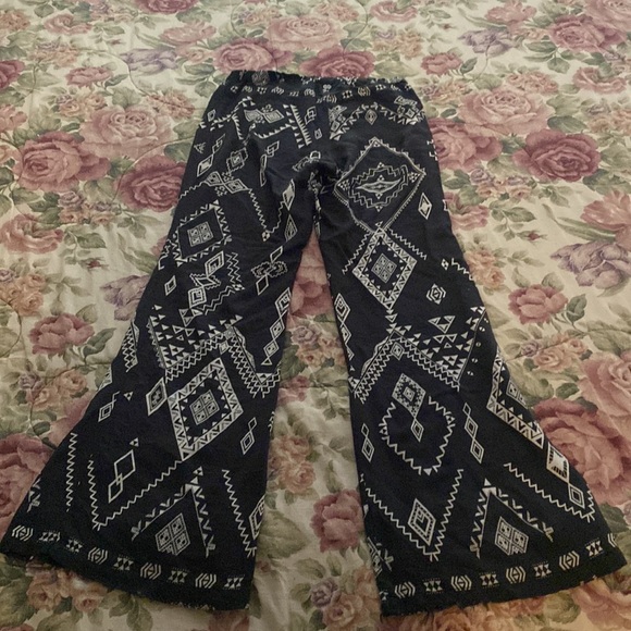 Billabong Flowy Pants. Used condition, still look good 👍 - Picture 2 of 4